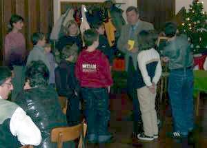 Norbert Müller ehrt die Kindergruppe