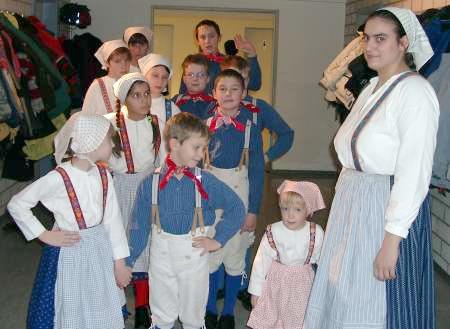 Kindergruppe kurz vor der Aufführung