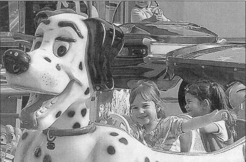 Kinder beim Karusell fahren