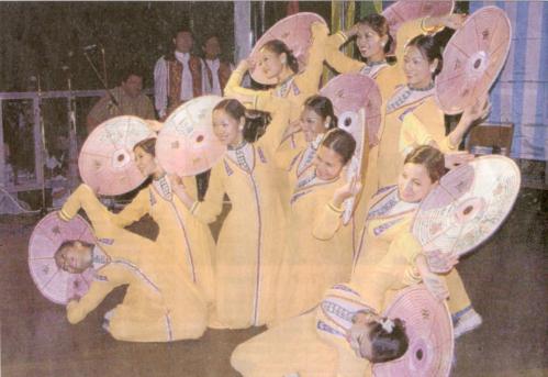 Trachtengruppe aus Vietnam