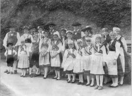 Trachten- und Volkstanzgruppe Strakenburg im Jahre 1988