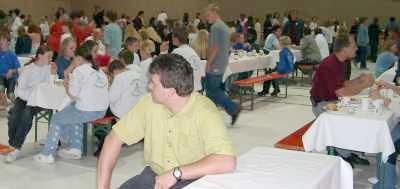 Das Essen in der Turnhalle.