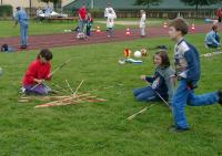 Kamila Dumrul und Annika Hölzel beim Riesenmikado spielen.