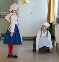 Wir vertreiben uns die Zeit mit spielen.