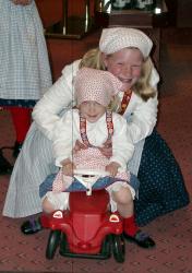 Die Kinder spielen in der Eingangshalle