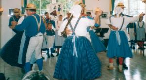 Die Erwachsenengruppe beim Tanzen