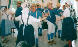 Die Erwachsenengruppe beim Tanzen