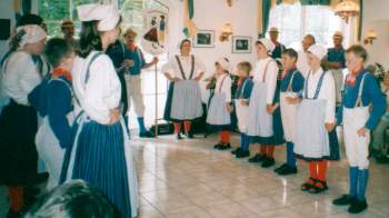 Die Kindergruppe beim Tanzen