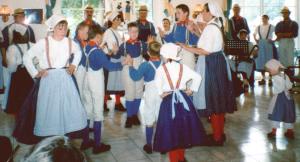 Die Kindergruppe beim Tanzen
