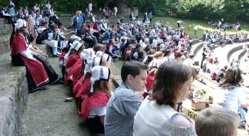 Das Publikum auf der Freilichtbühne