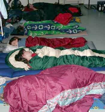 Noch schlafen alle ruhig und selig.