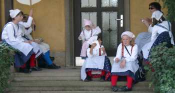 Wir warten, bis der Umzug beginnt.