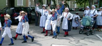 An der Ehrentribühne vorbei.