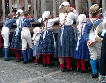 Wir schauen bei der Aufführung der anderen Gruppen zu.