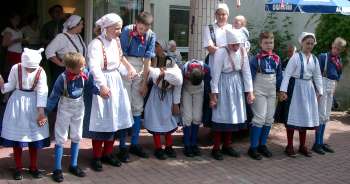 Kindergruppe beim Verbeugen