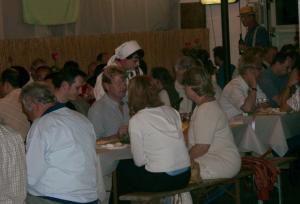 Beim Weinausschenken