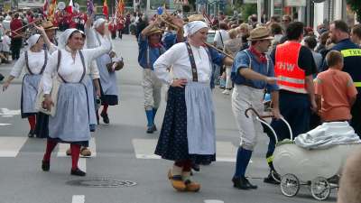 Die Erwachsenengruppe beim Winzerfestumzug in Bensheim