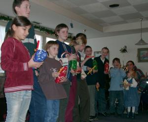 Die Kindergruppe erhalten ihre Geschenke