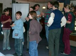 Die Kindergruppe beim Tanzen.