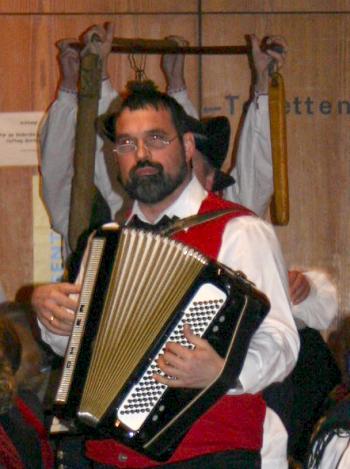 Die Männer kommen mit dem Kerwebaum auf die Bühne