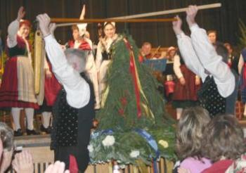 Die Männer kommen mit dem Kerwekranz.