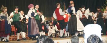 Alle Gruppen tanzen die Kreuzpolka