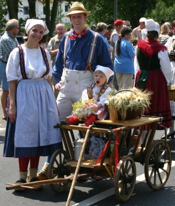 Erwachsene in Erntetracht