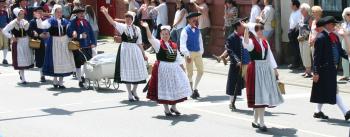 Erwachsene in Sonntagstracht