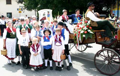 Die Kindergruppe der TVG Starkenburg mit dem Hessentagspaar.