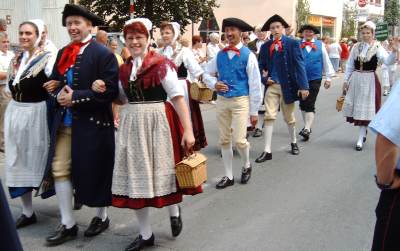 Die Erwachsenen der TVG-Starkenburg beim Burgfest- Umzug in Lindenfels
