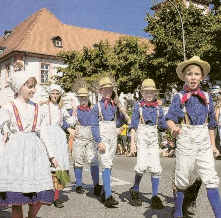 Die Kindergruppe beim Winzerfestumzug in Bensheim