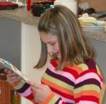 Annika Hölzel ließt ein Gedicht vor.