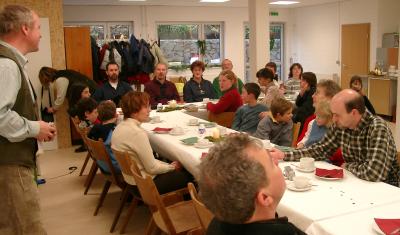 Thomas Maul eröffnet die Weihnachtsfeier.