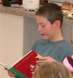 Christian Müller ließt eine Geschichte vor.