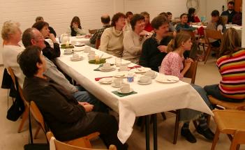 Jeder lauscht bei den Gedichten/Geschichten.