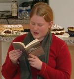 Stefanie Kolb trägt einen Geschichte vor.