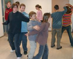 Die Kinder zeigen den Tanz Jingle Bells.