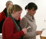 Yasmin Müller und Stefanie Kolb tragen gemeinsam ein Gedicht vor.