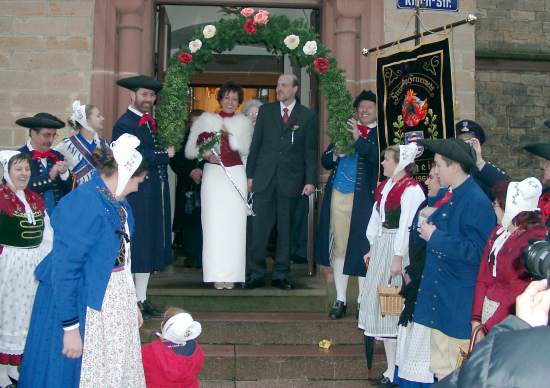 Spalier stehen bei der Hochzeit von Martina 
und Rüdiger
