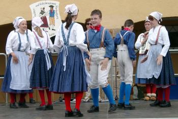 Die Kinder tanzen den Cotton eye Joe.