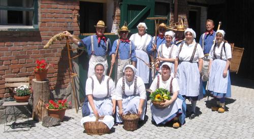 Die TVG Starkenburg vor einem alten Fachwerkhaus in Schwanheim