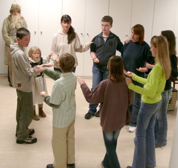 Kindergruppe zeigen dem Nikolaus den Lichtertanz