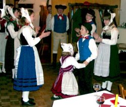 Die Kinder und Jugendlichen beim Tanzen