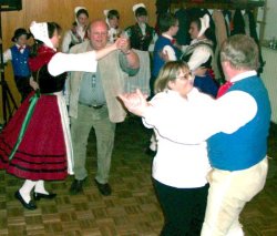 Die Erwachsenen beim Tanzen