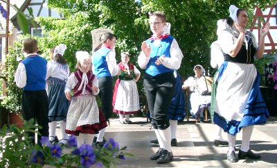 Die Kinder- und Jugendlichen der TVG Starkenburg beim tanzen
