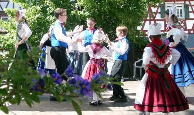 Die Kinder- und Jugendlichen der TVG Starkenburg beim tanzen