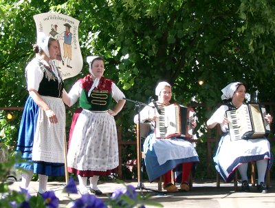 Die Betreuerinnen und Musikerinnen der TVG Starkenburg beim tanzen