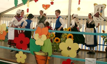 Die Kinder- und Jugendlichen der TVG Starkenburg nach der Aufführung