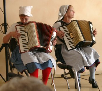 Die beiden Akkordeonspielerinnen