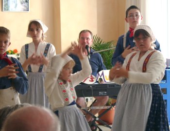 Die Kinder- und Jugendlichen der TVG Starkenburg nach der Aufführung